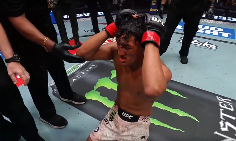 VIDEO: Grozne scene na UFC-u u Las Vegasu: Barcelos nepomično ležao, 18 godina mlađi protivnik molio