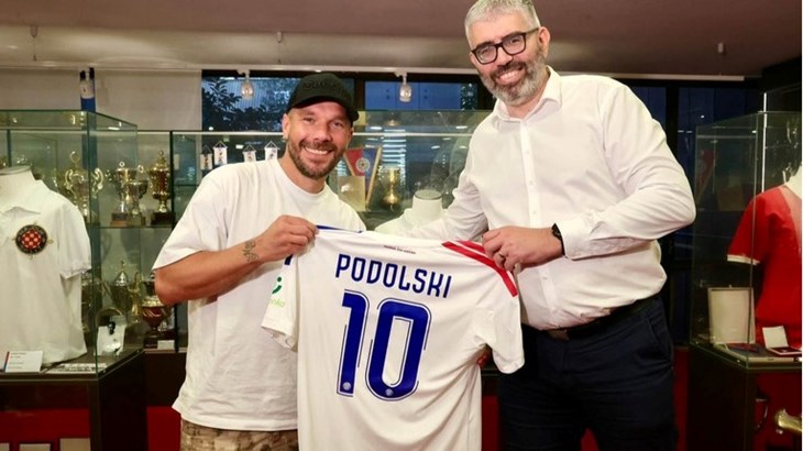 Svjetski prvak stigao u Split pred veliki europski dvoboj, Hajduk mu uručio dres i člansku iskaznicu