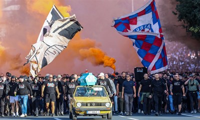 Navijači Hajduka u korteu se uputili na Poljud sa simboličnom porukom za Ajax