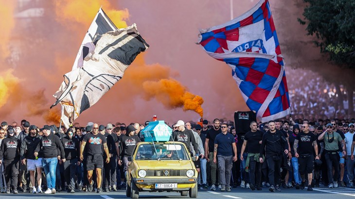 Jasna poruka Hajdukovih navijača: Korteo do Poljuda predvodio automobil na čijem krovu je lijes Ajaxa