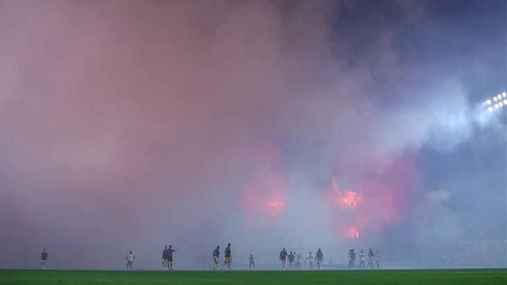 Torcida sasula Poljud bakljama, vidljivost je postala minimalna te je utakmica prekinuta