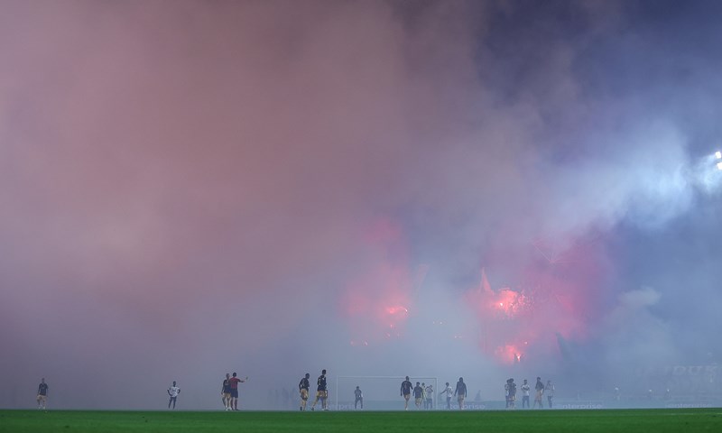 Torcida sasula Poljud bakljama, vidljivost je postala minimalna te je utakmica prekinuta
