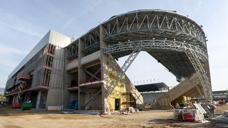 Pogledajte kako napreduju radovi na stadionu u  Kranjčevićevoj. Počelo je postavljanje sjedalica