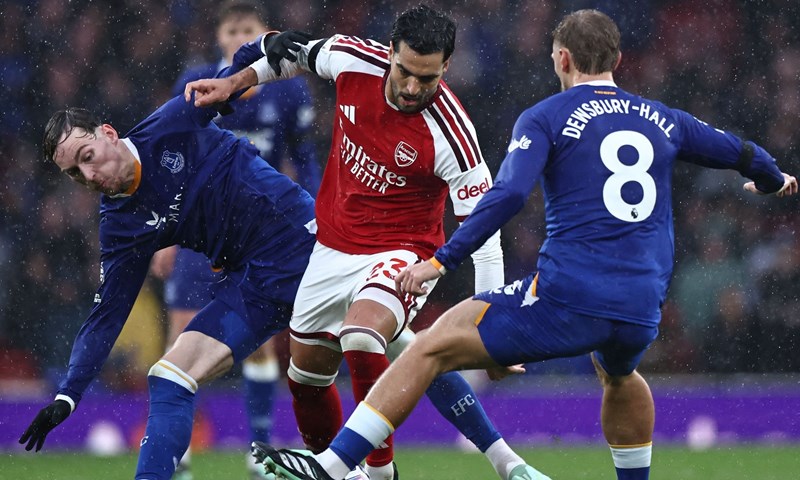 Arsenal nastavio pobjednički niz i izjednačio se s vodećim Cityjem, Fulham slavio u gostima
