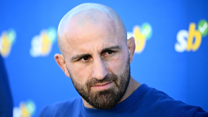 Volkanovski ‘ugasio’ neporaženog Evloeva! Prvak ga srušio i završio u drugoj rundi