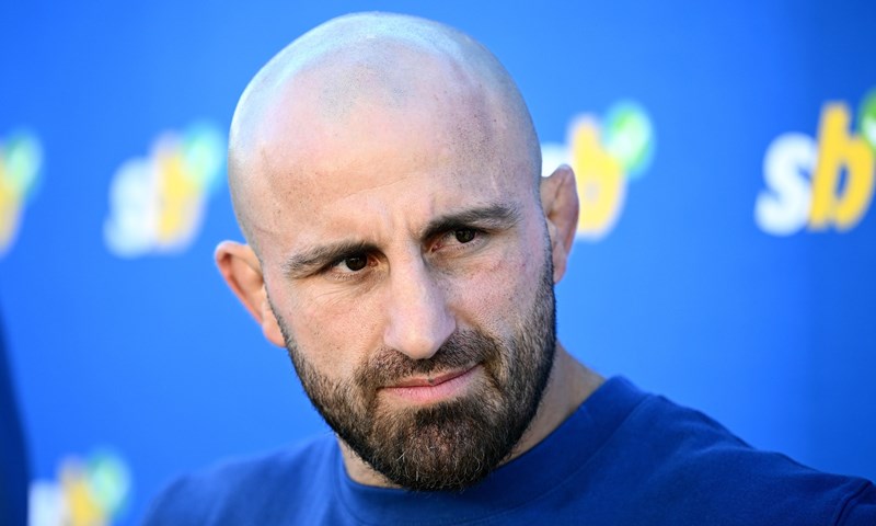 Volkanovski ‘ugasio’ neporaženog Evloeva! Prvak ga srušio i završio u drugoj rundi