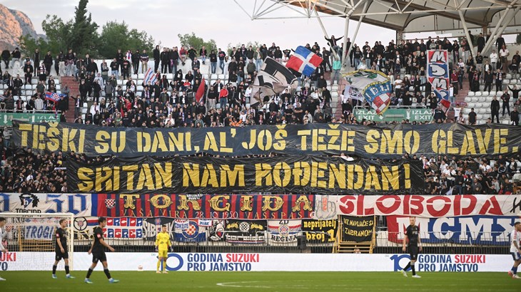 Torcida proslavila 76. rođendan uz bakljadu i transparent: 'Teški su dani, al' još teže smo glave'