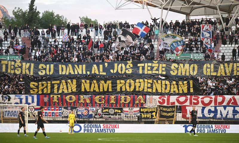 Torcida proslavila 76. rođendan uz bakljadu i transparent: 'Teški su dani, al' još teže smo glave'